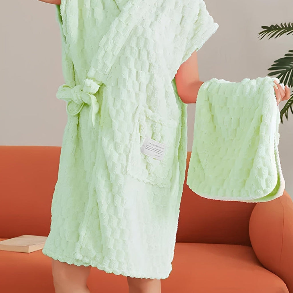 Peignoir éponge vert court porté, vue sans visage sur la ceinture et la poche