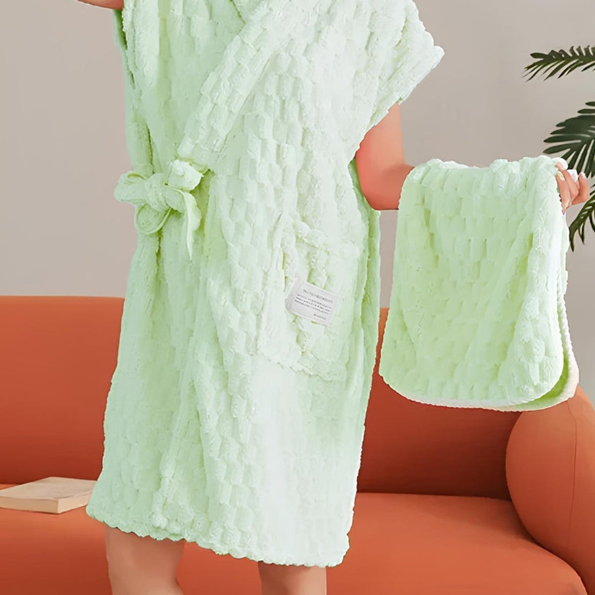 Peignoir éponge vert court porté, vue sans visage sur la ceinture et la poche