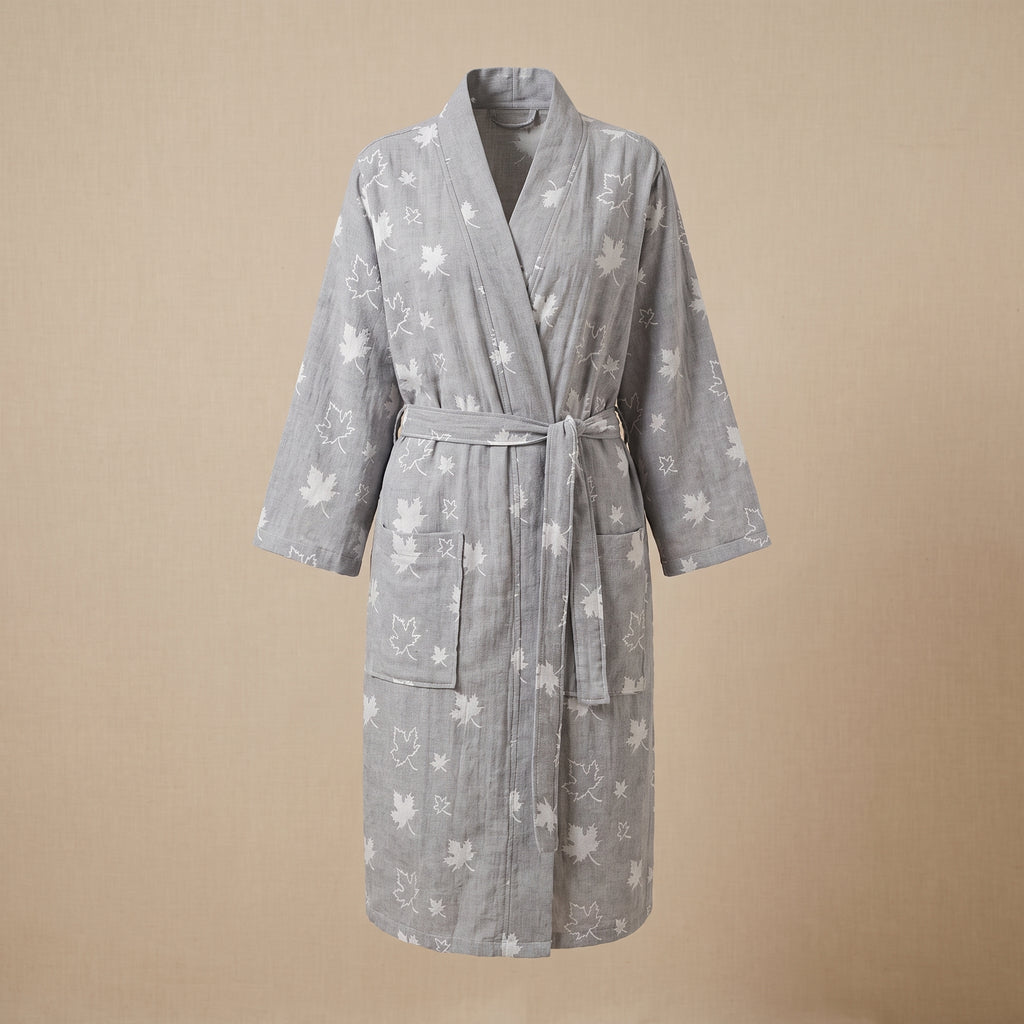 Peignoir gris a motifs feuilles, coupe kimono, ceinture nouee, deux poches plaquees