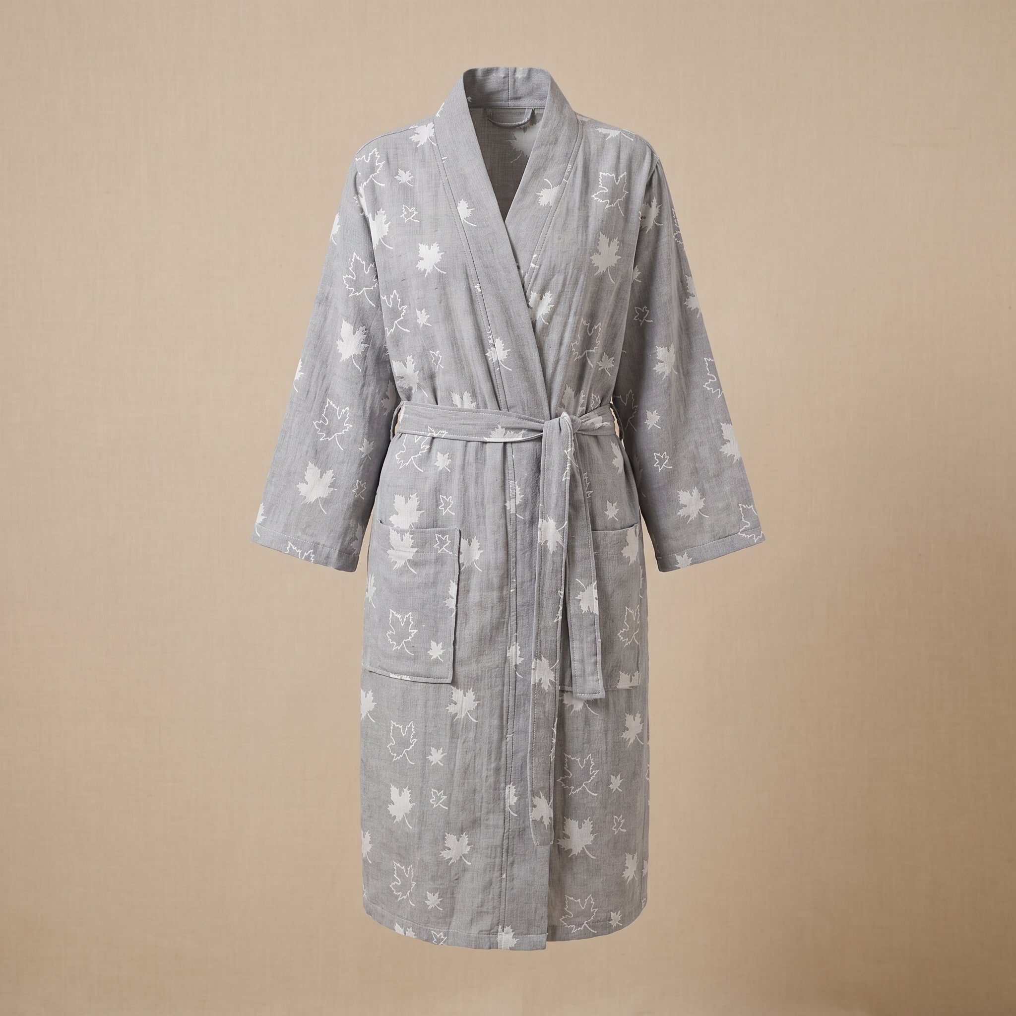 Peignoir gris a motifs feuilles, coupe kimono, ceinture nouee, deux poches plaquees Image