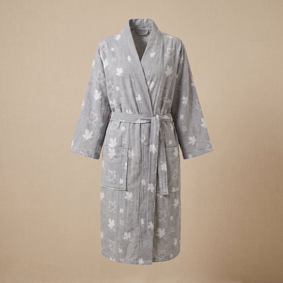 Peignoir gris a motifs feuilles presente sur mannequin invisible, vue de face
