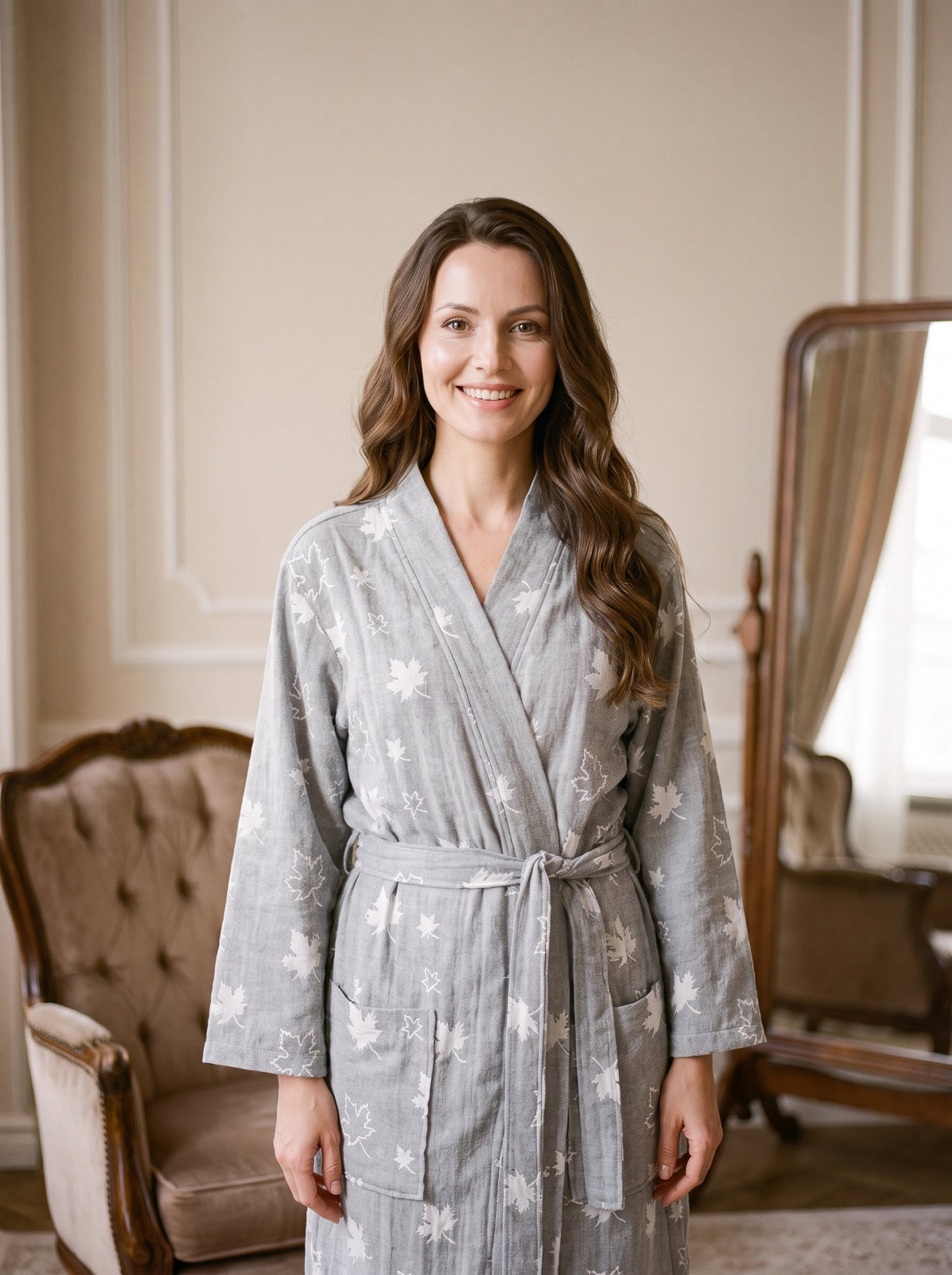 Modele souriante portant le peignoir gris a motifs feuilles, coupe kimono croisee