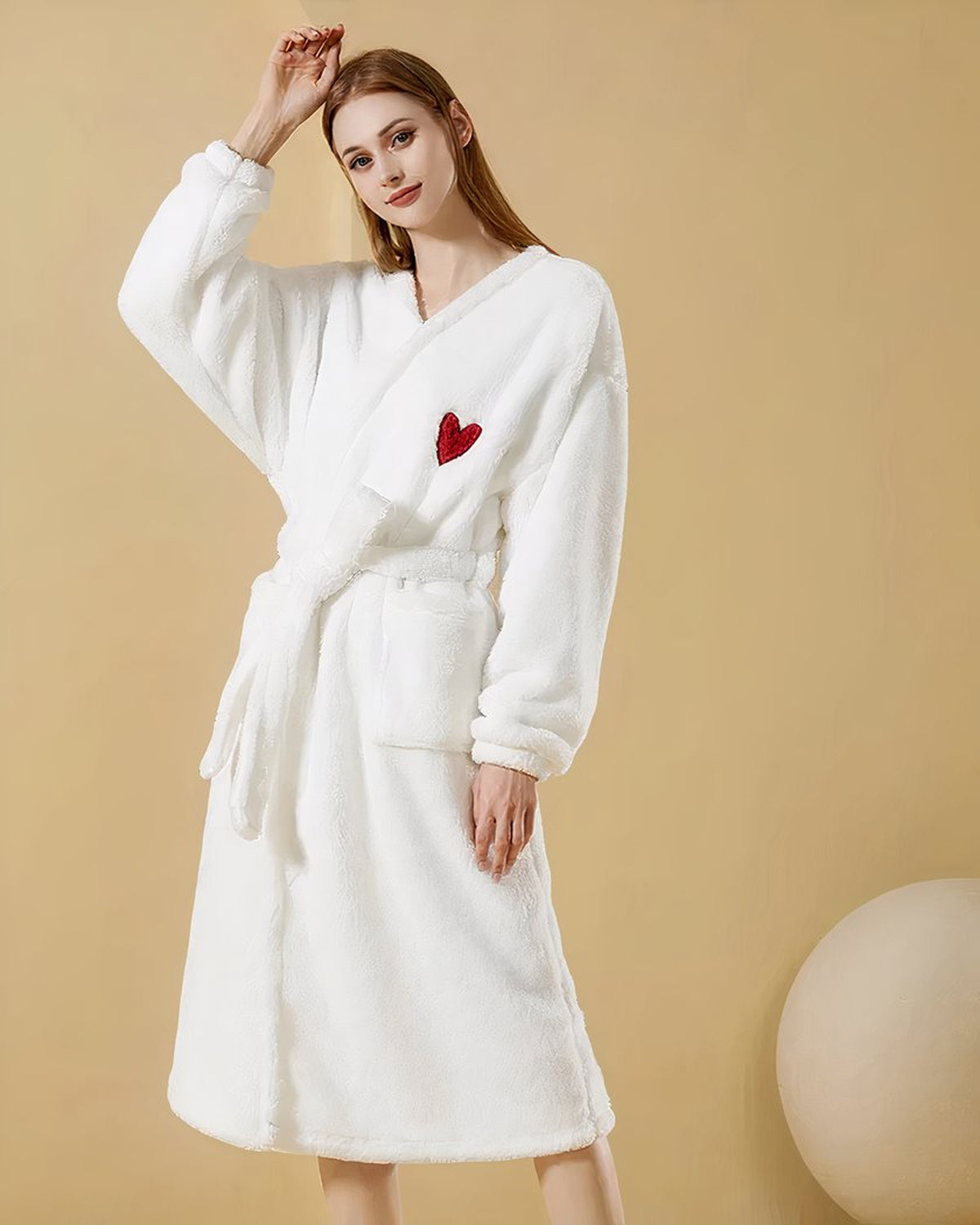 Peignoir femme blanc chaud à cœur rouge porté de face