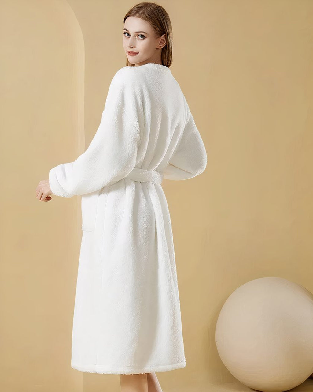 Dos du peignoir femme blanc, coupe longue et ceinture à nouer