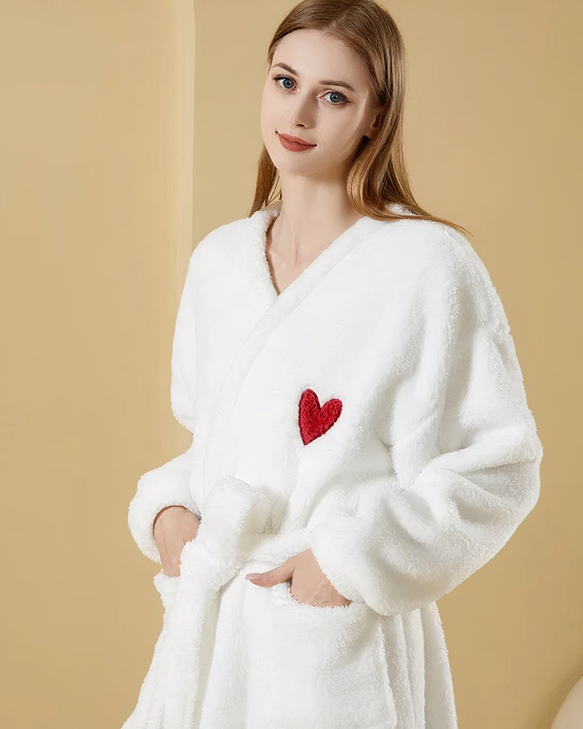 Peignoir blanc à cœur rouge, col croisé, ceinture et deux poches