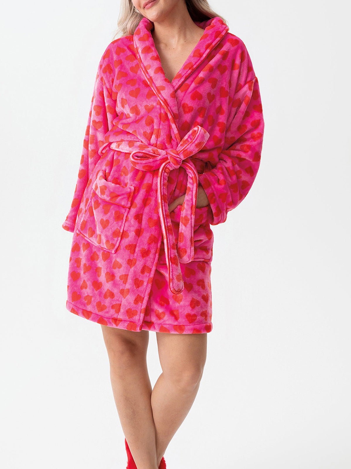 Peignoir de bain femme rose à cœurs porté de face, col châle et ceinture nouée