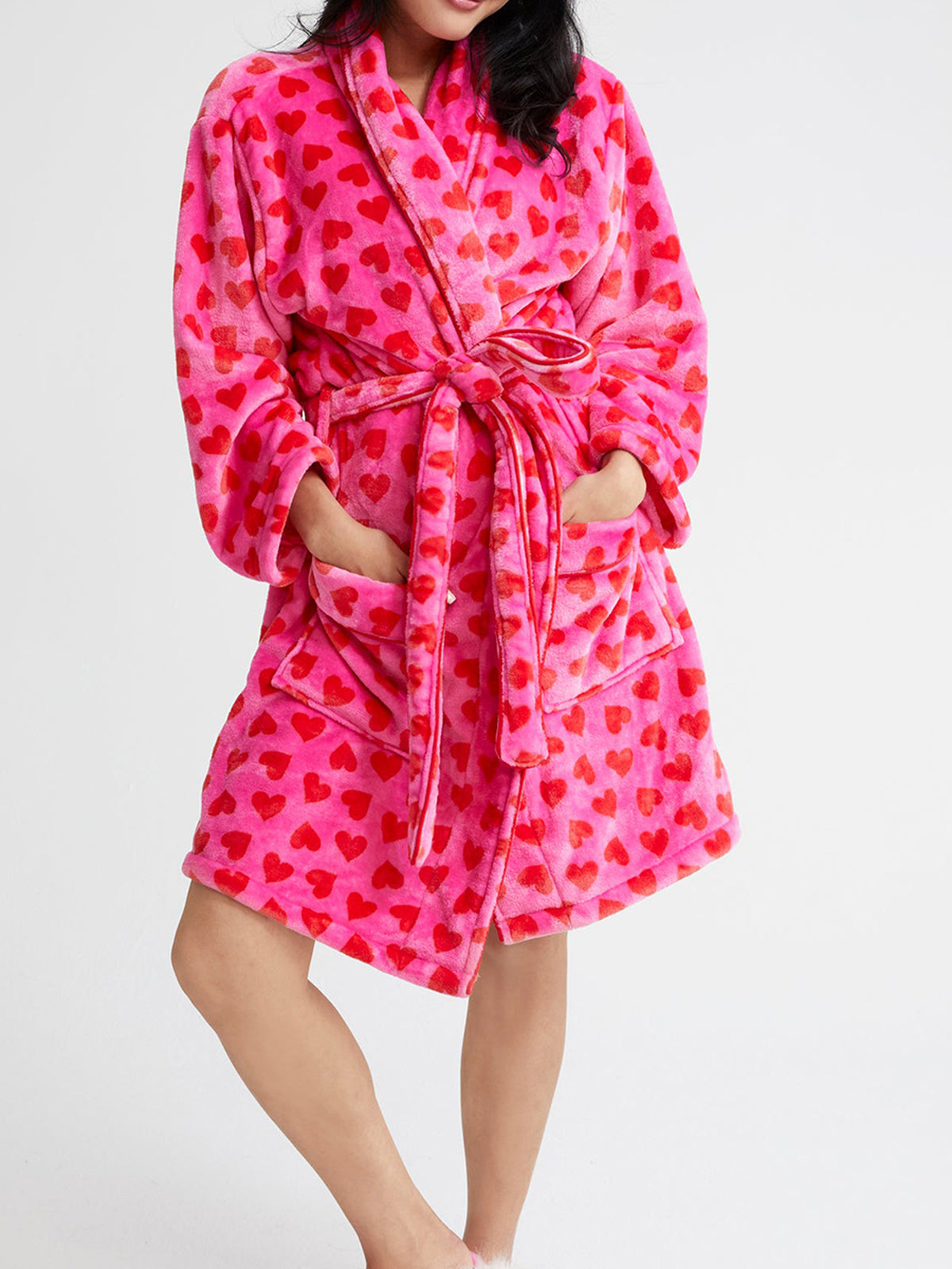 Peignoir de bain femme rose à cœurs porté de face avec deux poches et ceinture nouée