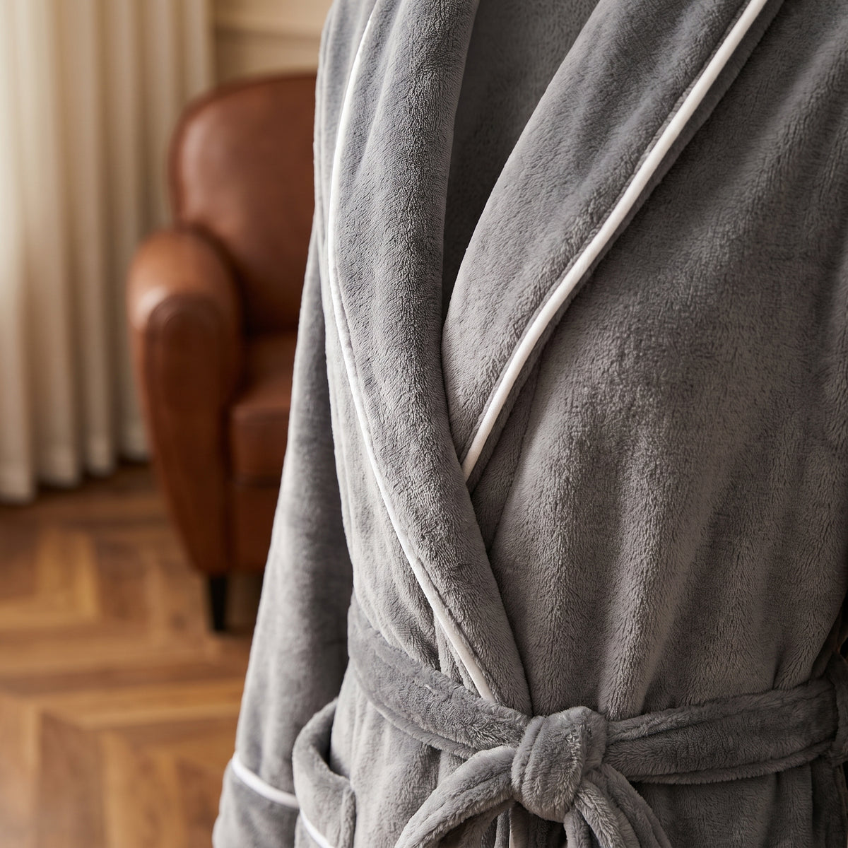 Détail du col et de la ceinture du peignoir de bain homme, élégance sans effort