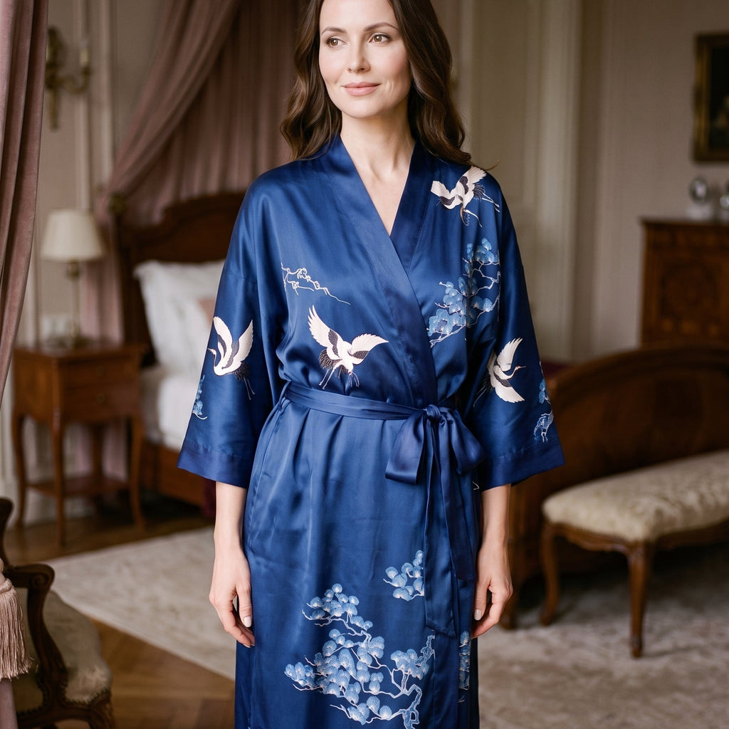 Le raffinement d'un imprimé japonais — Peignoir Kimono Satin Bleu Marine à Motifs de Grues