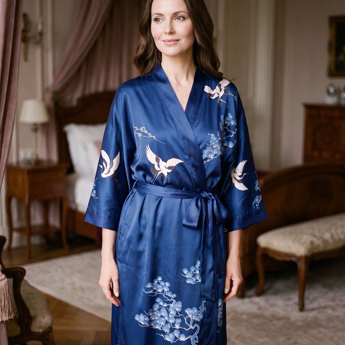 Le raffinement d'un imprimé japonais — Peignoir Kimono Satin Bleu Marine à Motifs de Grues