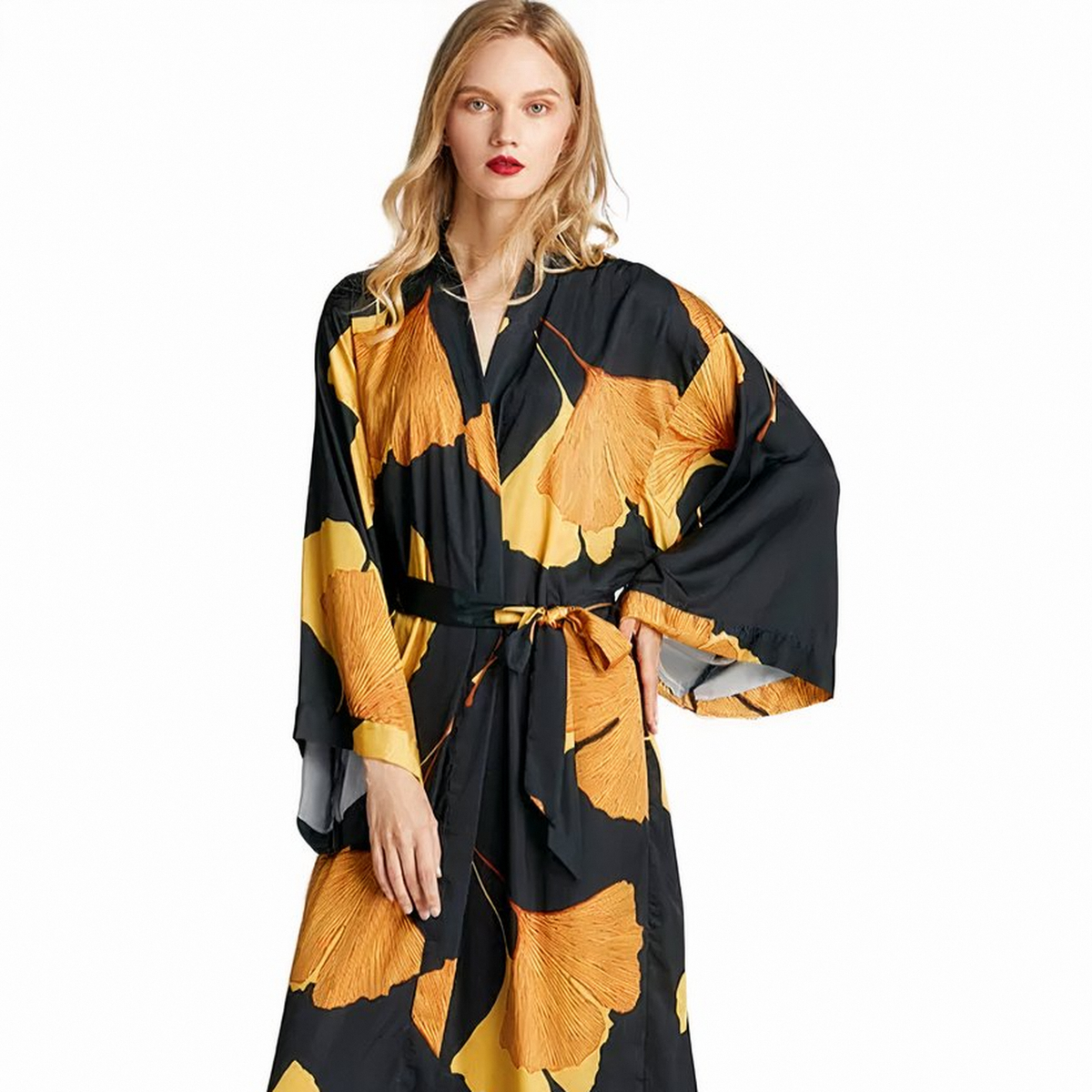 Plan rapproché de face sur le peignoir kimono noir à imprimé ginkgo