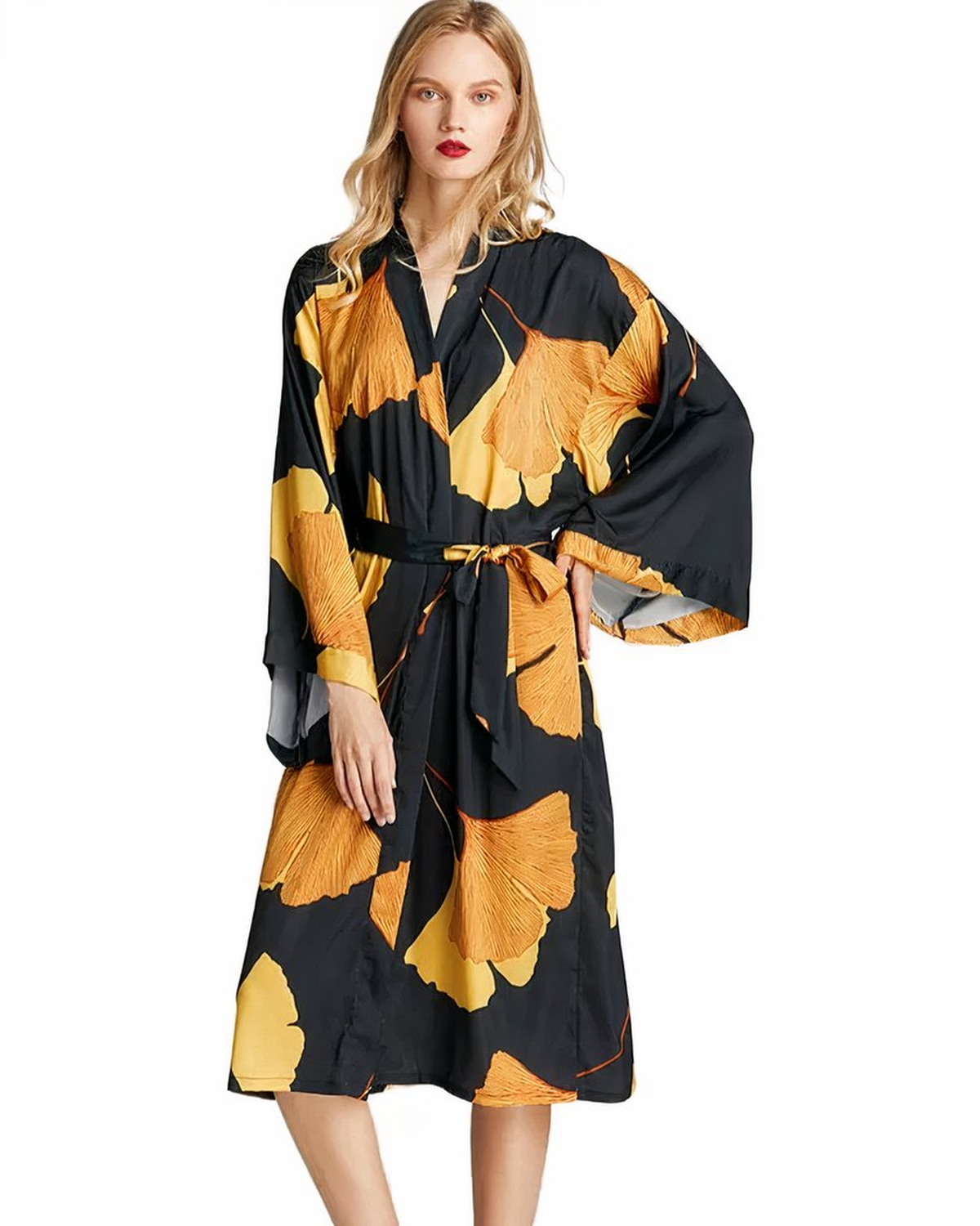 Femme blonde portant de face le peignoir noir en satin à imprimé ginkgo doré