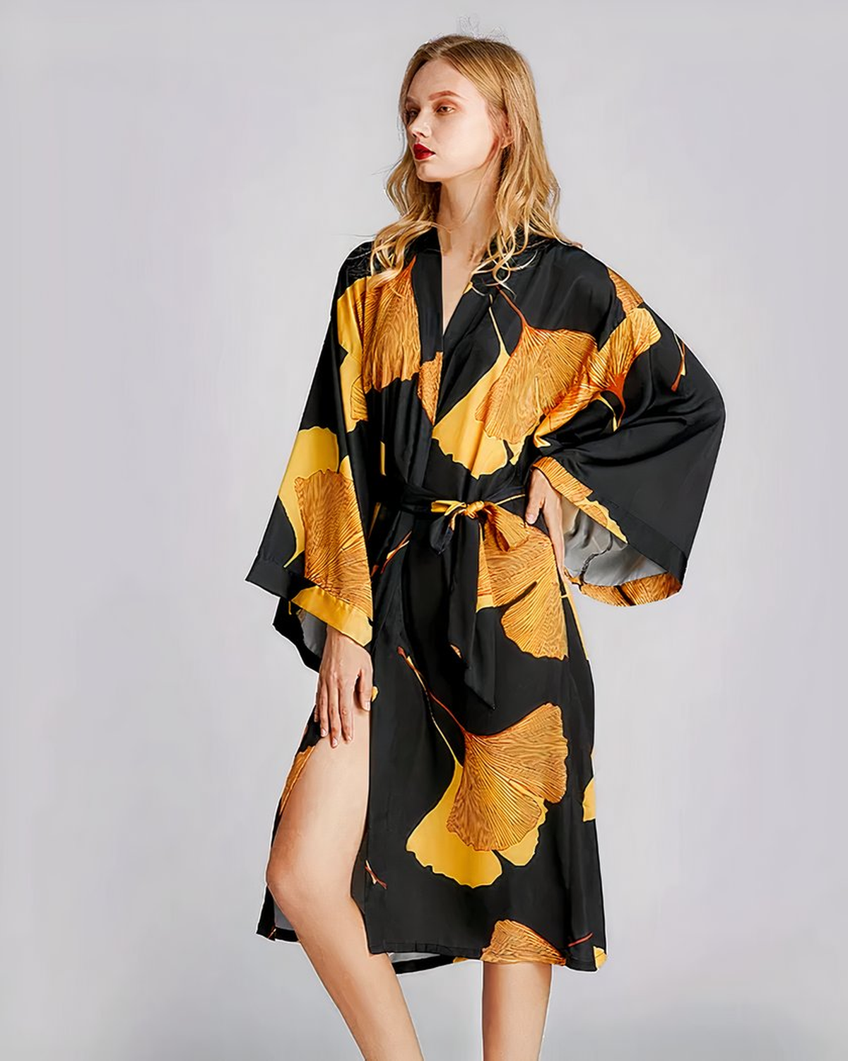 Vue de trois quarts du peignoir noir imprimé ginkgo avec ceinture nouée
