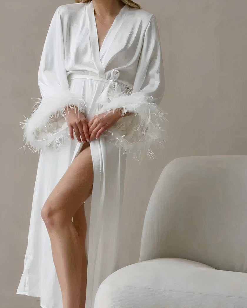 Peignoir Long en Satin Ivoire à Manchettes de Plumes