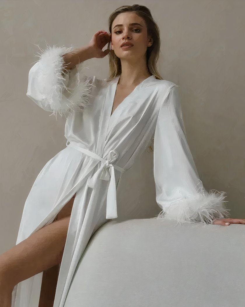Peignoir Long en Satin Ivoire à Manchettes de Plumes
