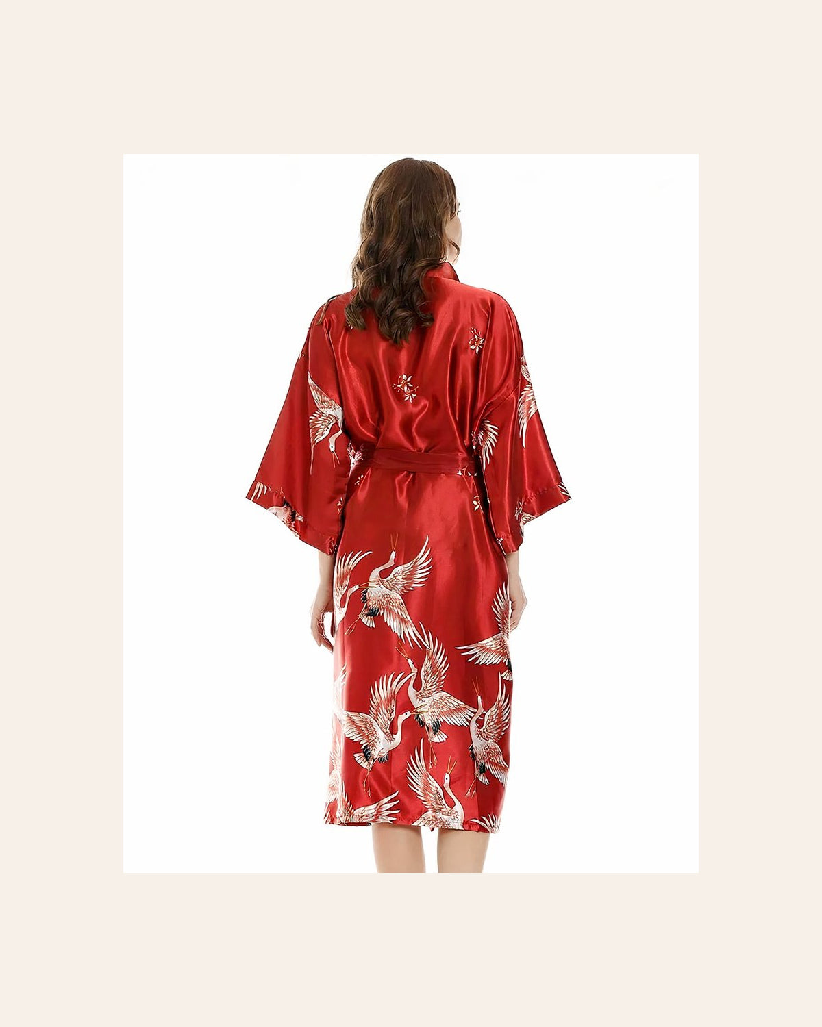 Dos du peignoir kimono rouge à motif de grues, ceinture nouée
