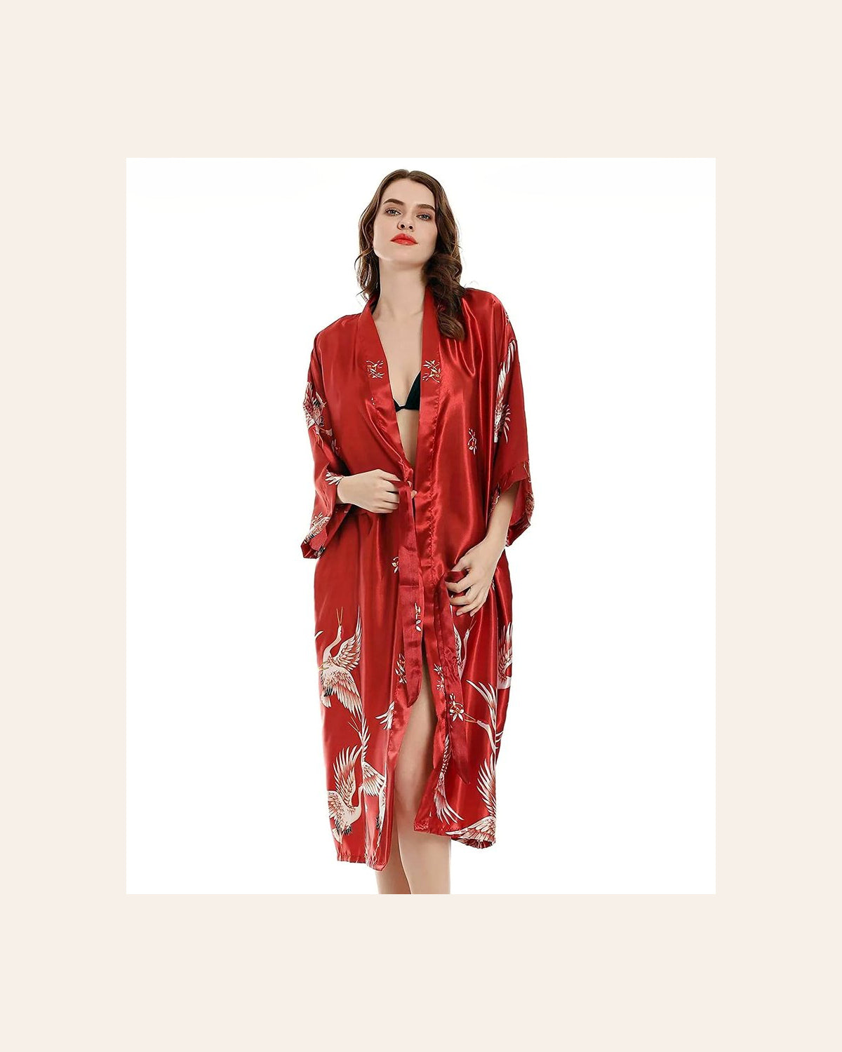 Peignoir kimono rouge à grues porté de face avec ceinture