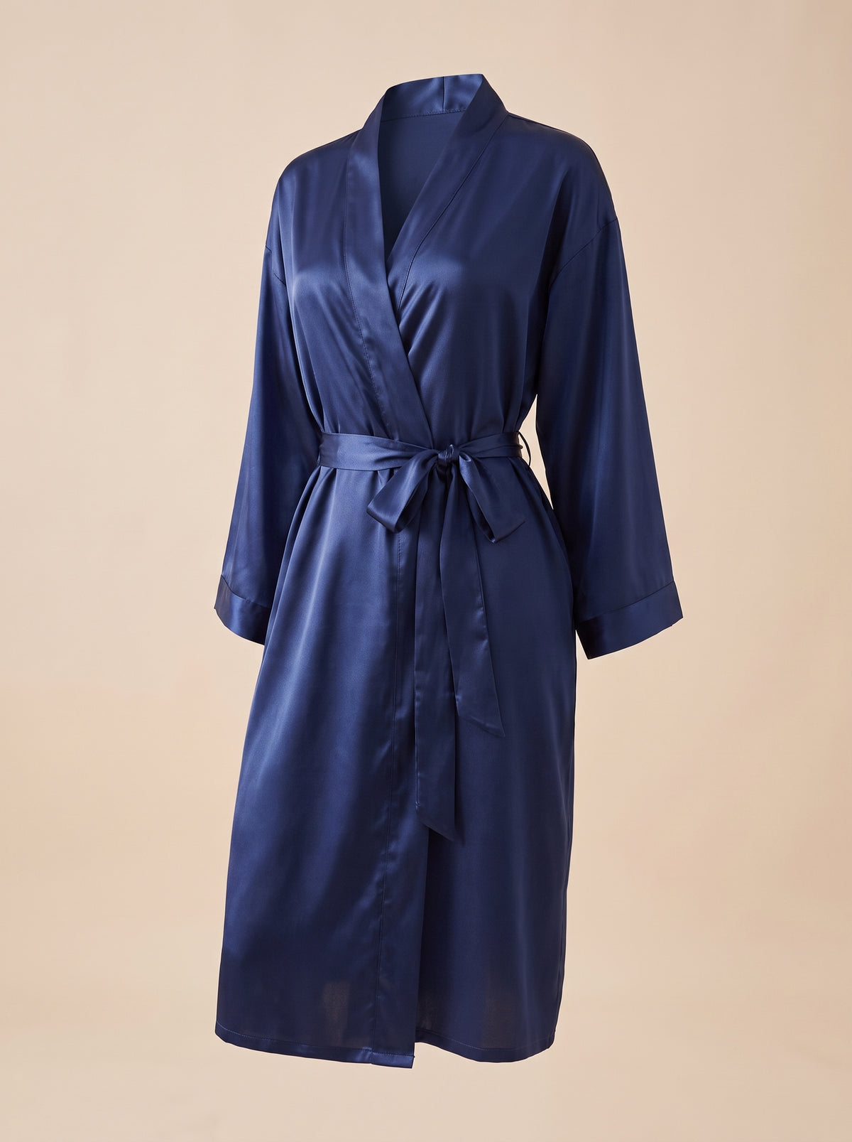 Peignoir kimono bleu marine en satin, porté sur mannequin invisible