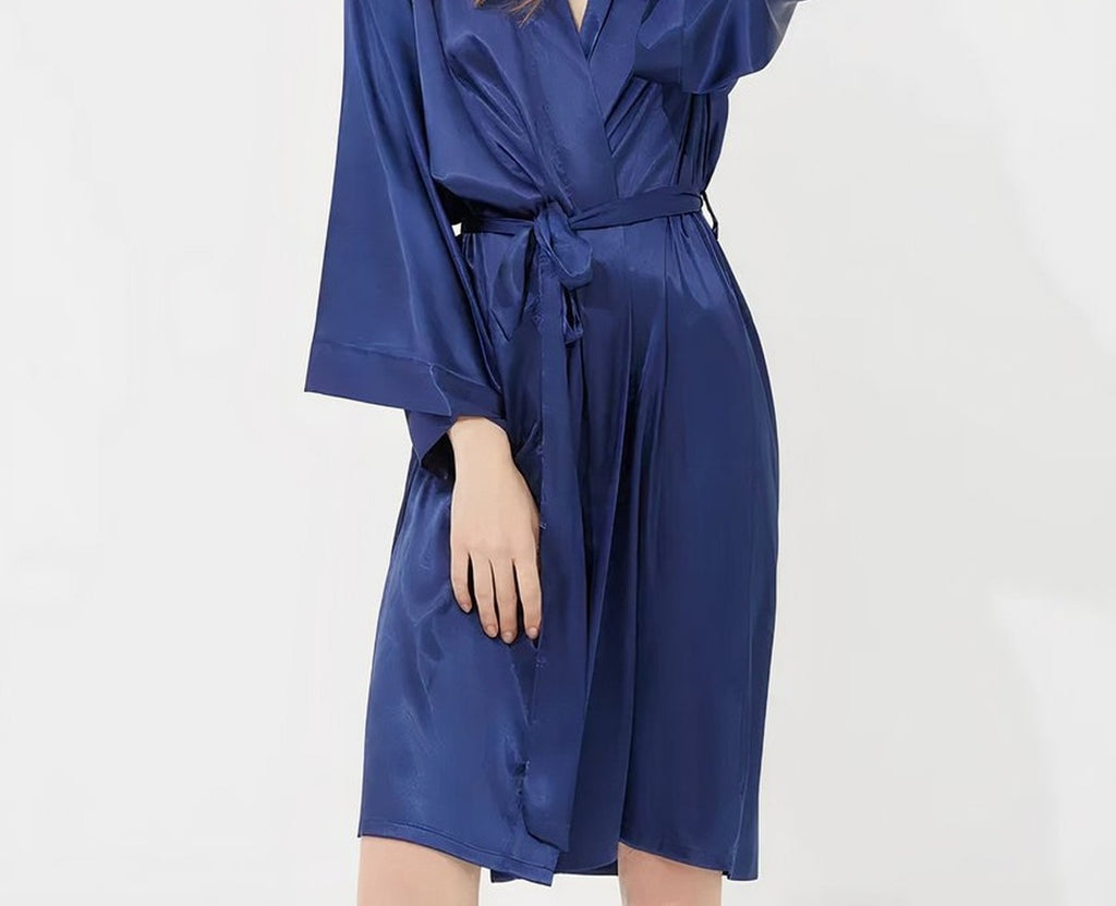 Peignoir kimono bleu marine en satin, coupe fluide et ceinture assortie