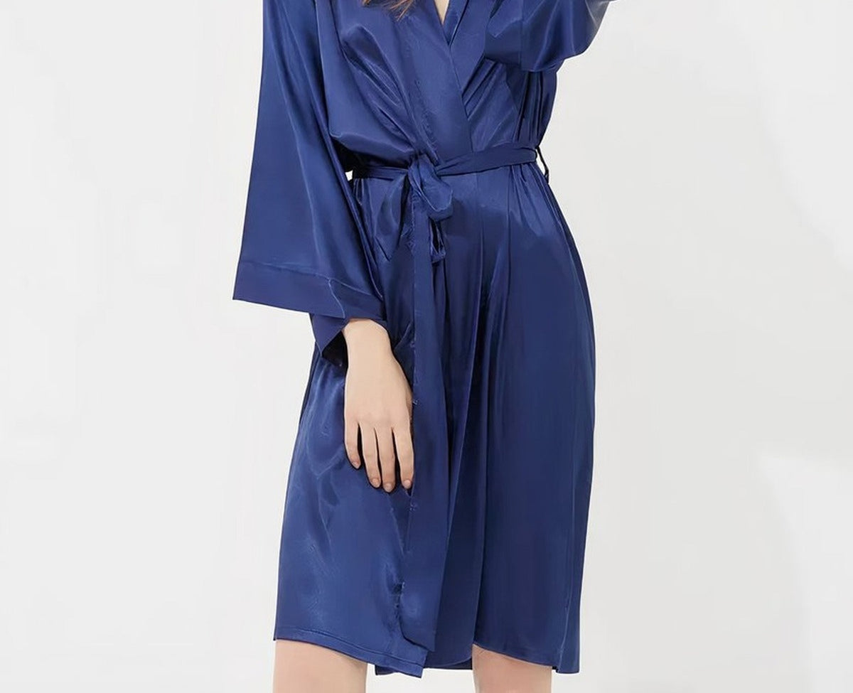Peignoir kimono bleu marine en satin, coupe fluide et ceinture assortie