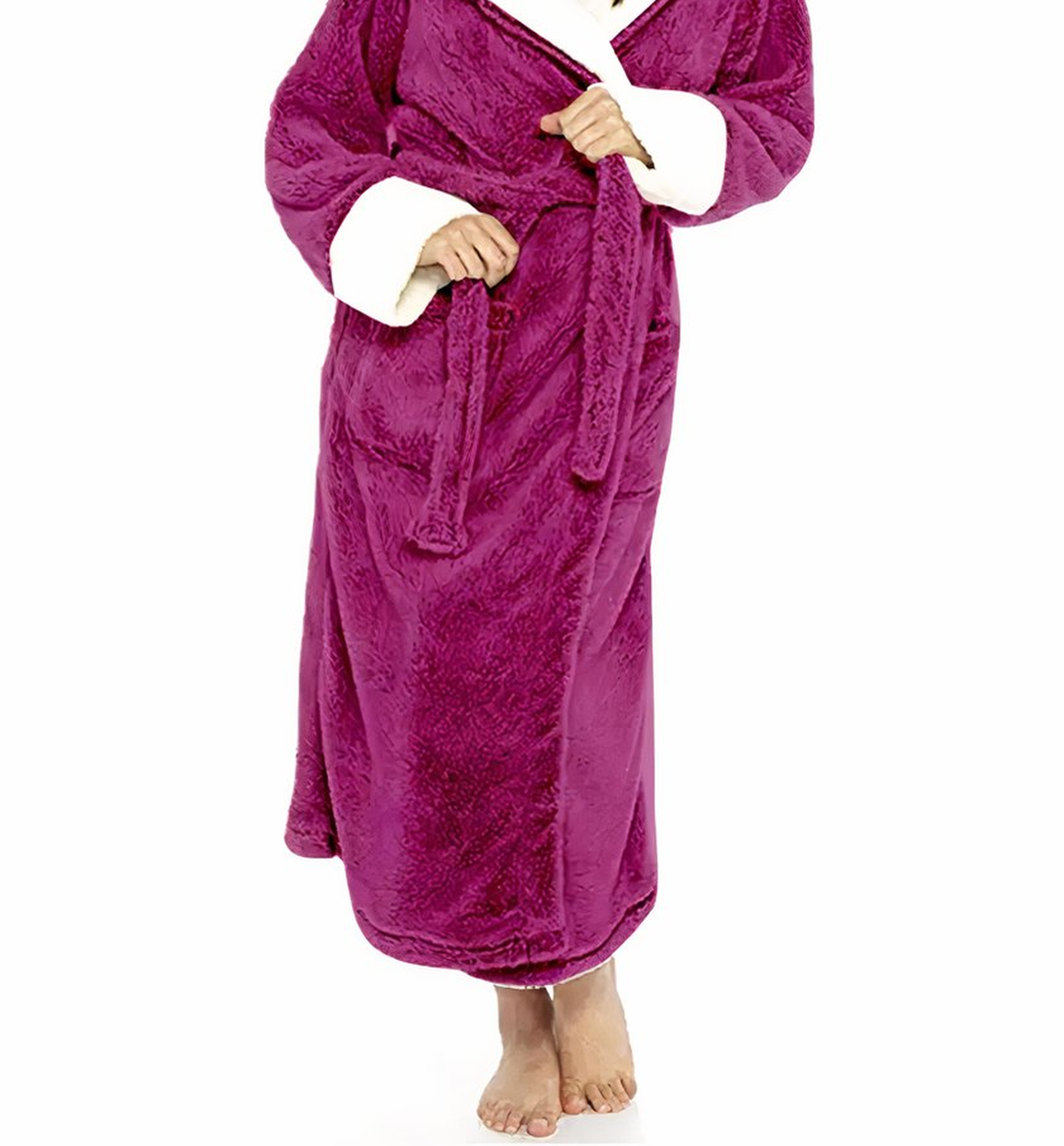 Vue rapprochée du devant du peignoir femme violet : ceinture nouée, deux poches plaquées, poignets blancs et texture pelucheuse