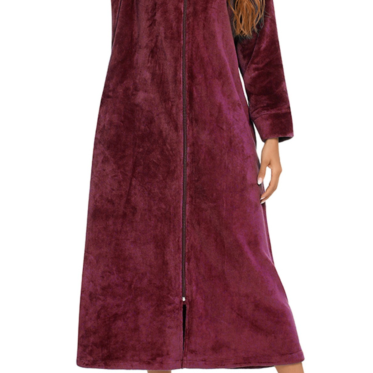 Fermeture zippée et tombé ample du peignoir de maternité bordeaux