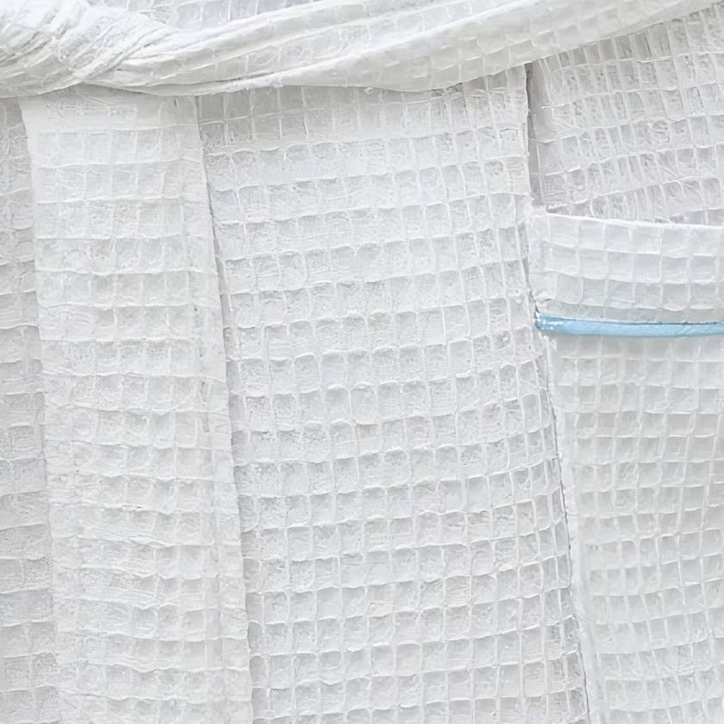 Gros plan sur la poche du peignoir gaufré et son liseré bleu clair