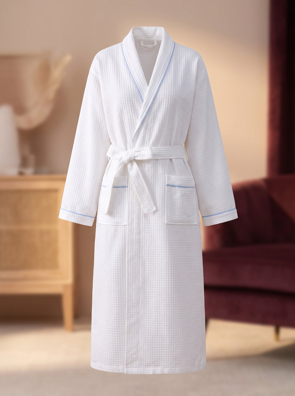 Peignoir hotel blanc en coton gaufre nid d'abeille, lisere bleu clair sur le col chale et les poches, mannequin invisible