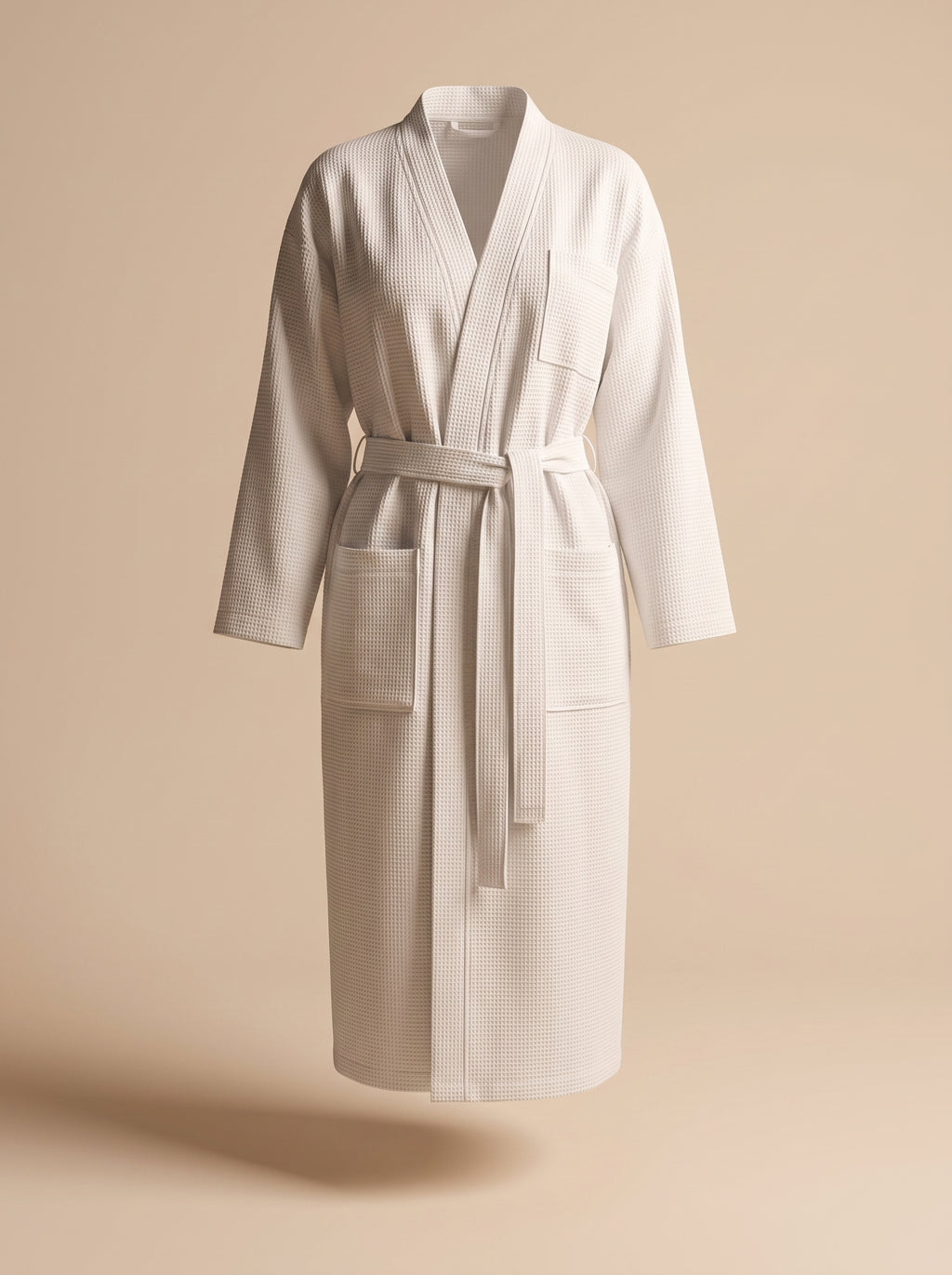 Peignoir blanc en coton nid d'abeille présenté sur mannequin invisible, col V et ceinture nouée