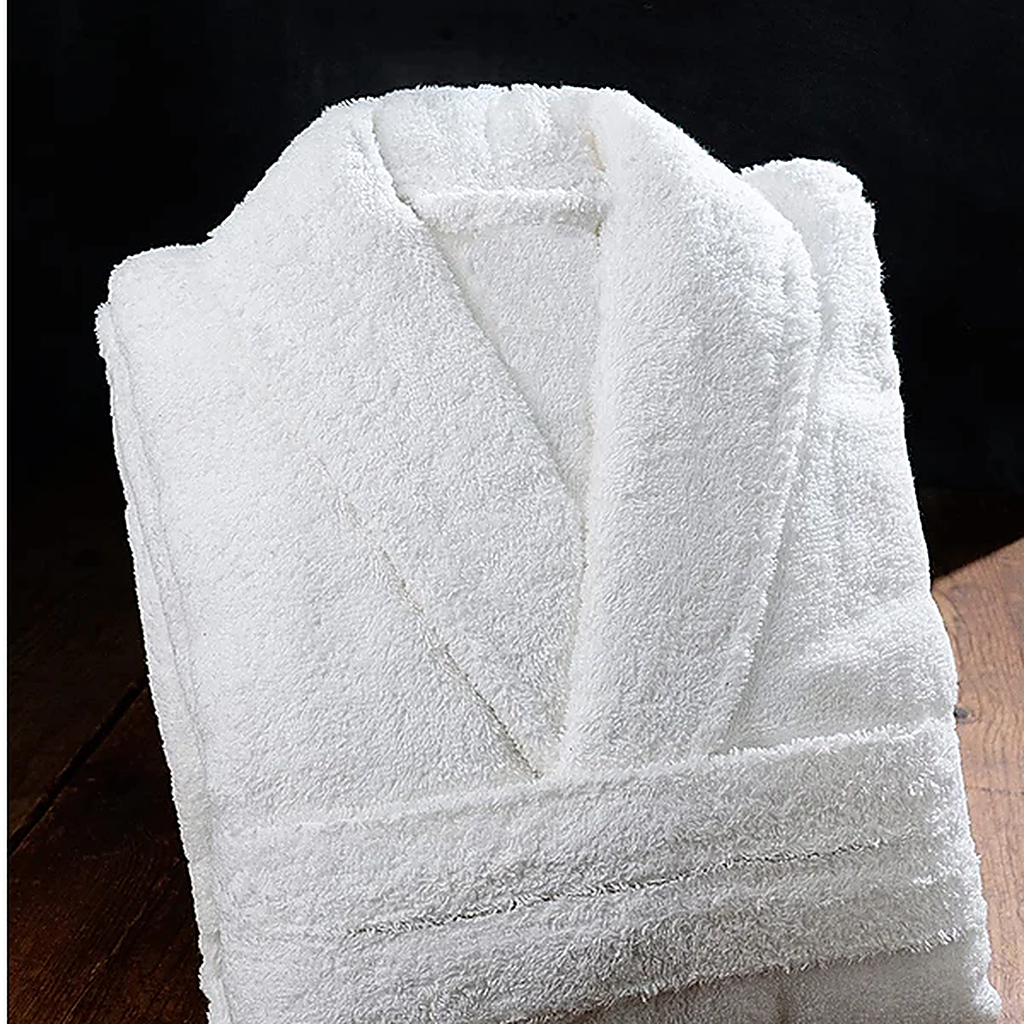 Col croisé du peignoir de bain blanc plié avec soin