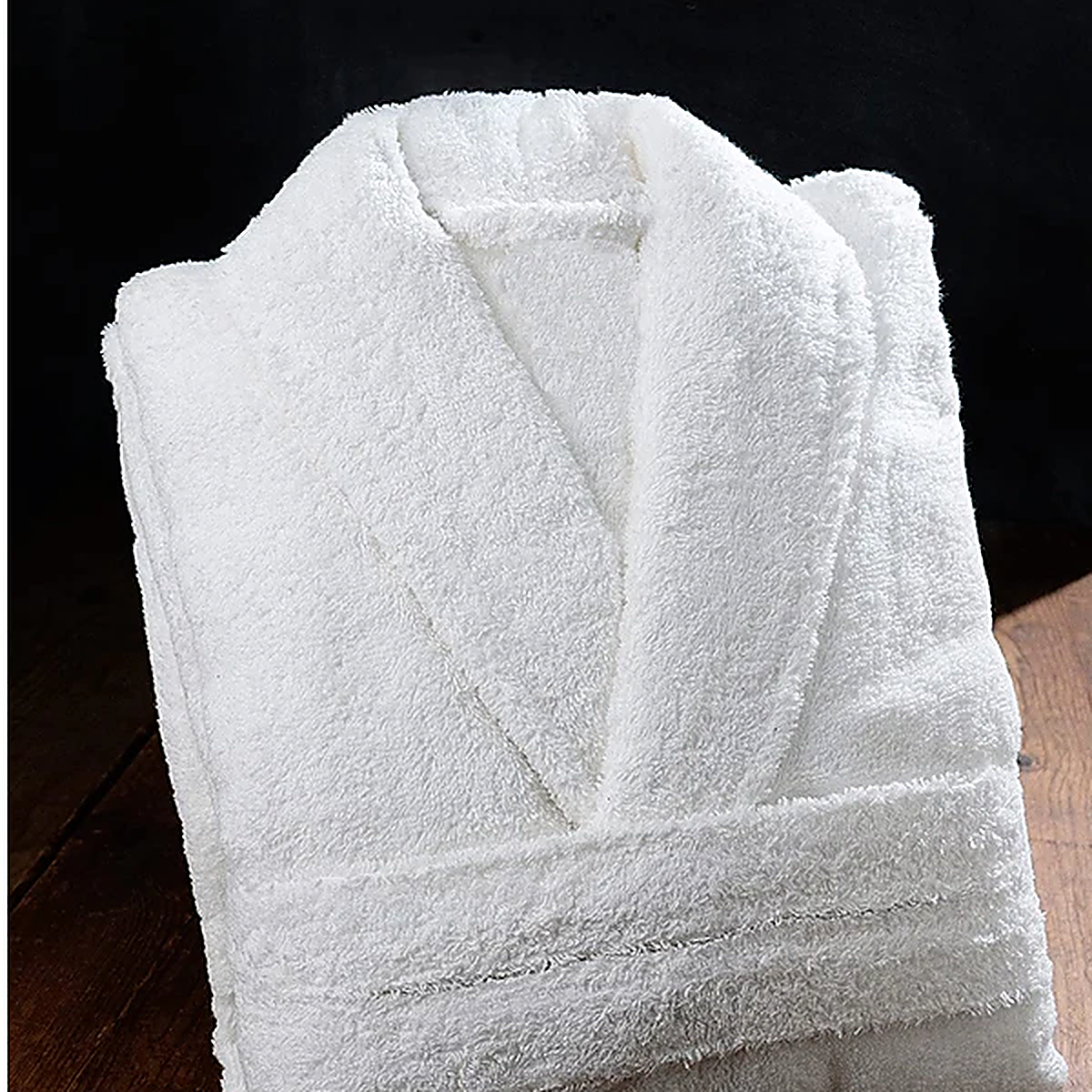 Col croisé du peignoir de bain blanc plié avec soin