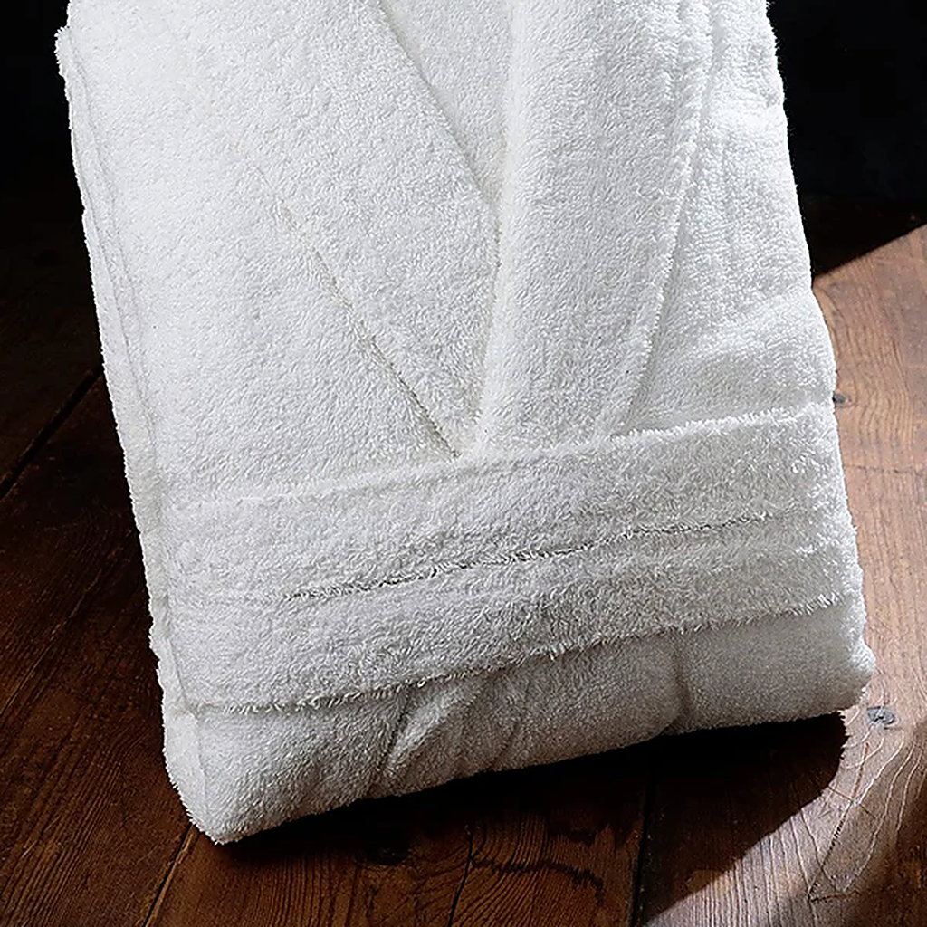 Ceinture nouée autour du peignoir de bain blanc plié