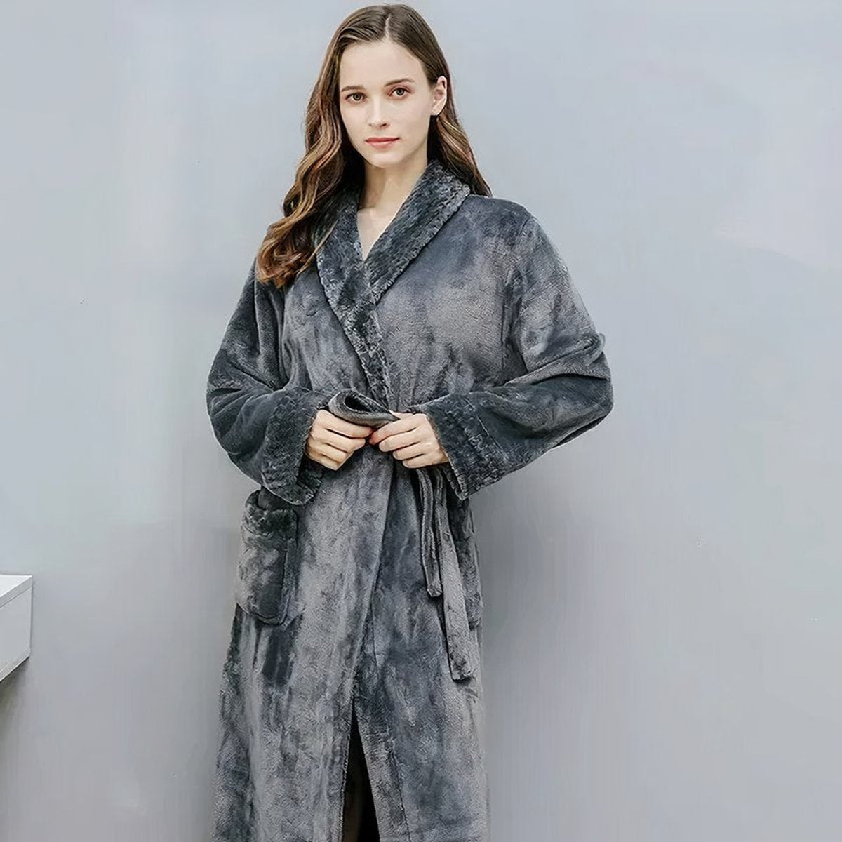 Peignoir hôtel gris à col châle porté par une femme, même modèle que la galerie