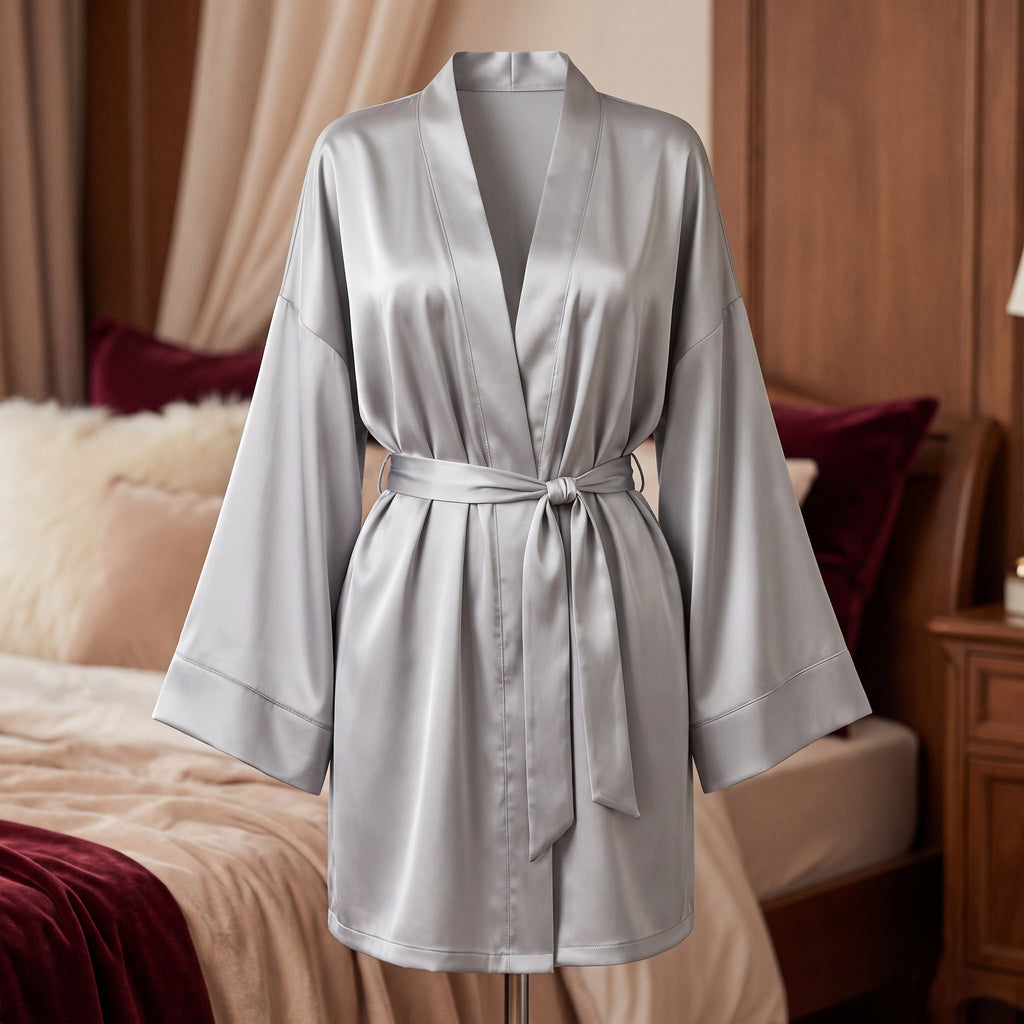 Peignoir kimono gris clair vu de face sur mannequin invisible, ourlet au-dessus du genou