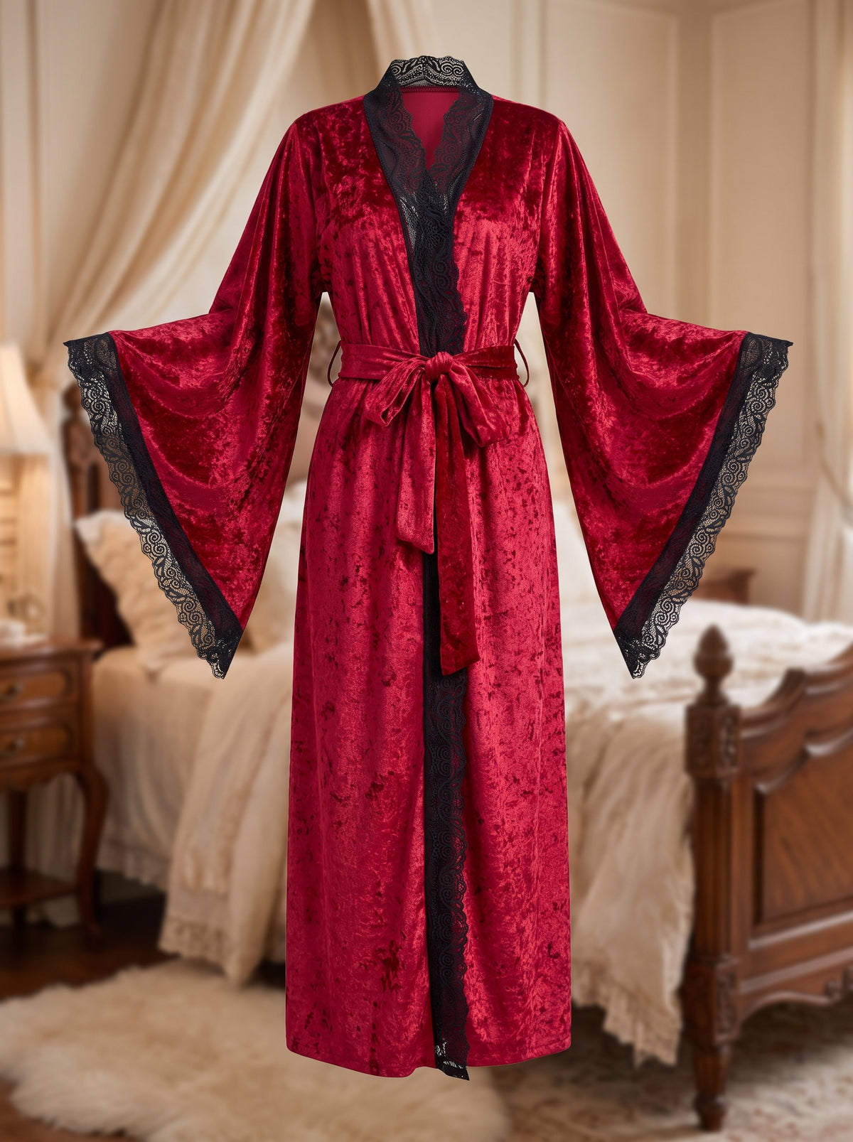 Peignoir kimono long rouge en velours vu de face sans mannequin, manche étroite au poignet prolongée d'un grand pan évasé bordé de dentelle noire