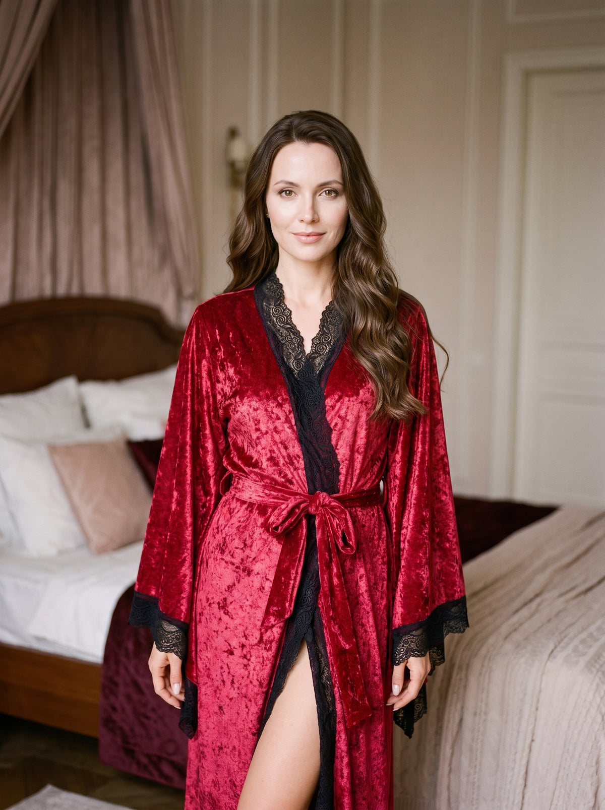 Femme portant le peignoir kimono long rouge en velours, ceinture nouée à la taille et dentelle noire bordant les deux pans