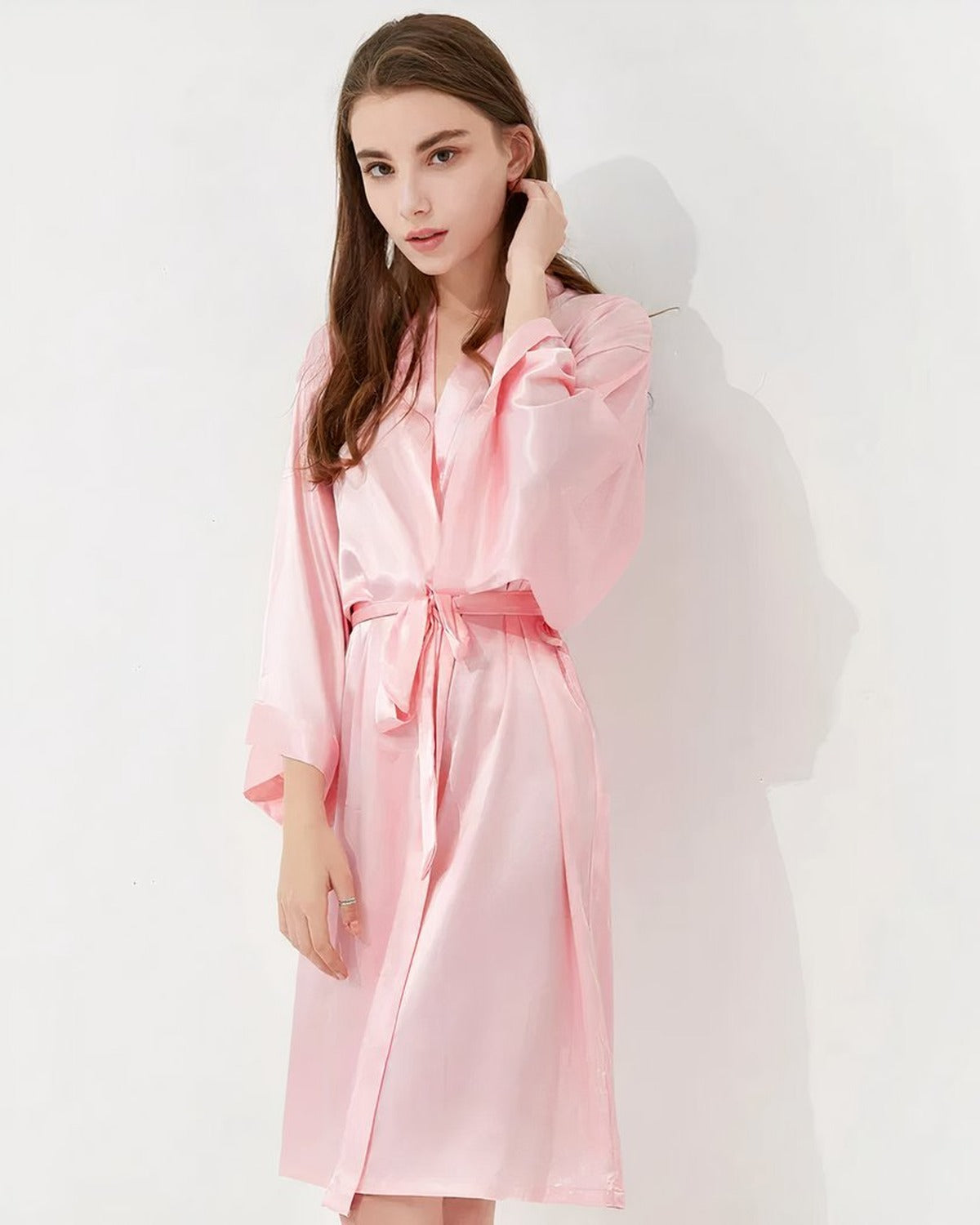 Peignoir kimono rose en satin, coupe fluide et ceinture nouee a la taille