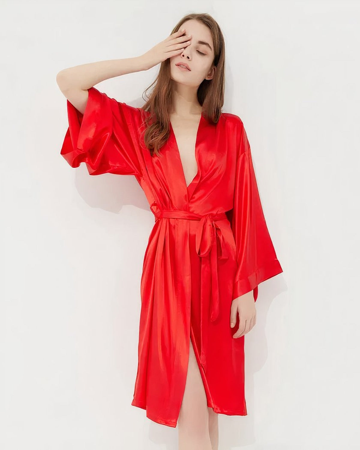 Peignoir kimono rouge en satin, coupe fluide et ceinture nouee a la taille
