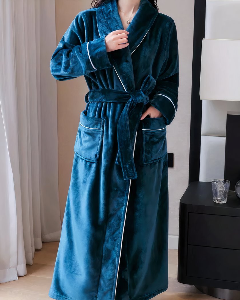 Peignoir long moelleux en flanelle, coloris bleu pétrole, porté avec la ceinture nouée