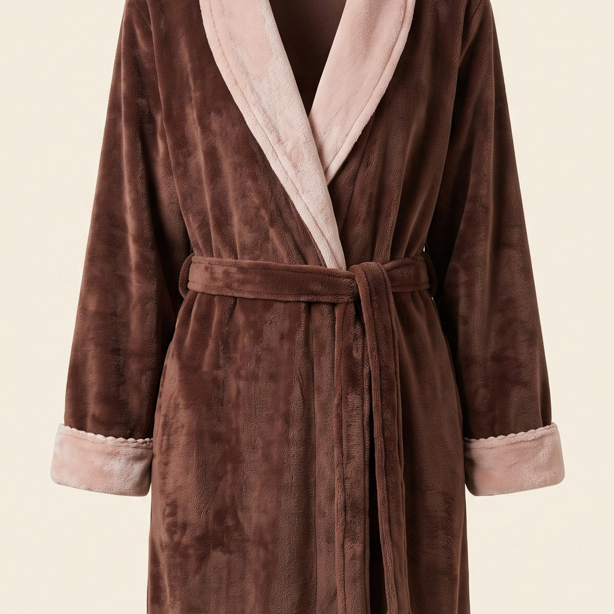 Col châle et ceinture du peignoir long marron sur mannequin invisible Image