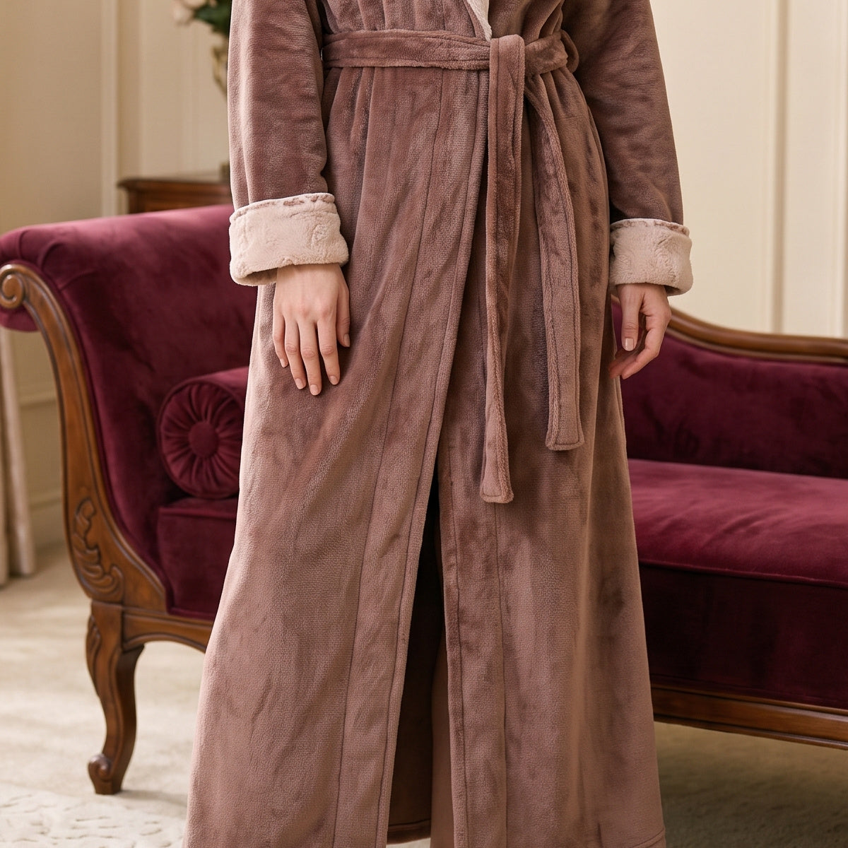 Longueur couvrante du peignoir marron porté dans un boudoir Image