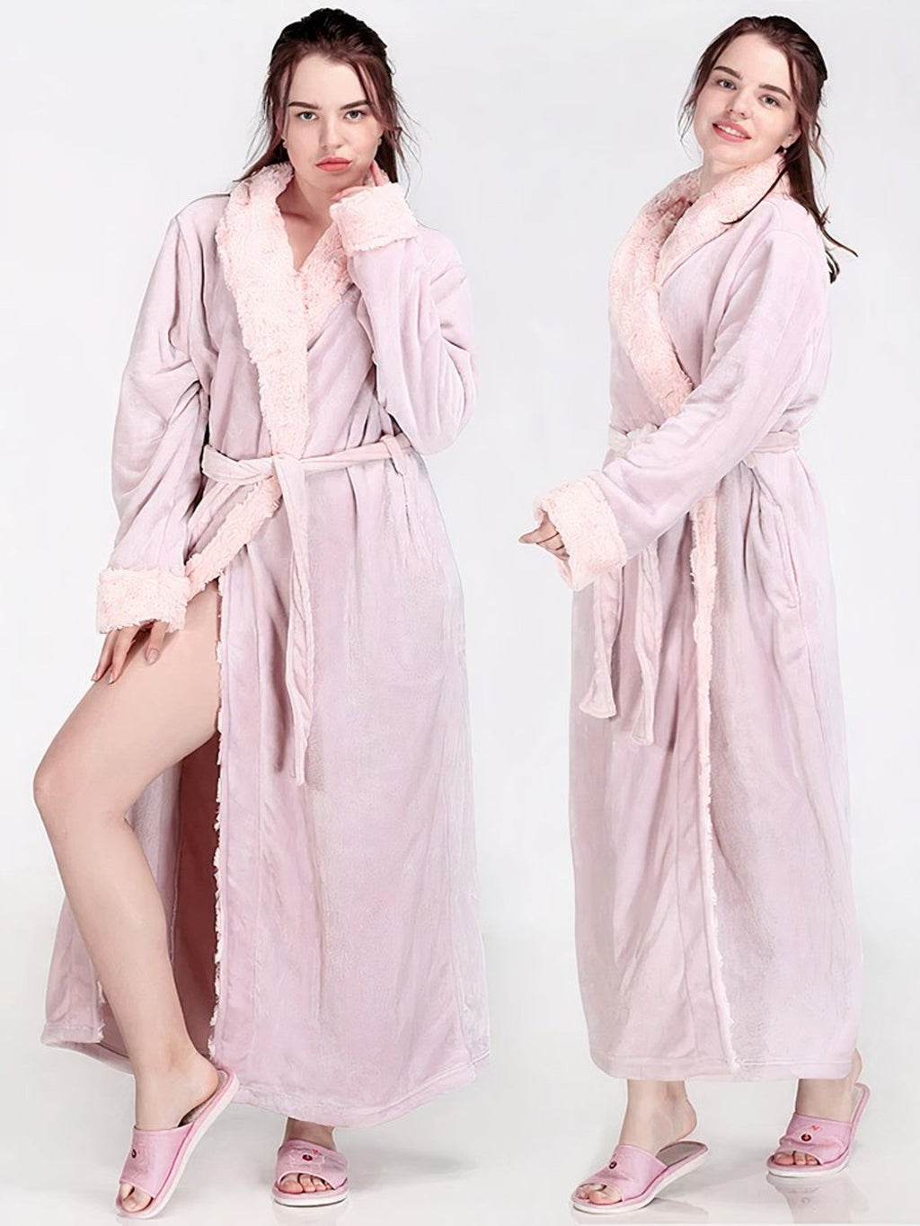 Deux femmes montrant toute la longueur du peignoir rose pâle