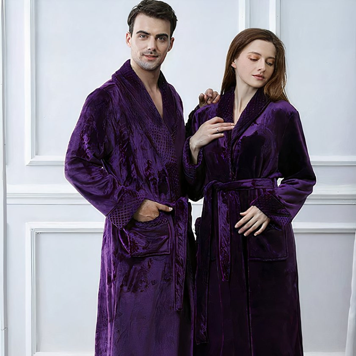 Col châle du peignoir long violet porté en couple, vue de face