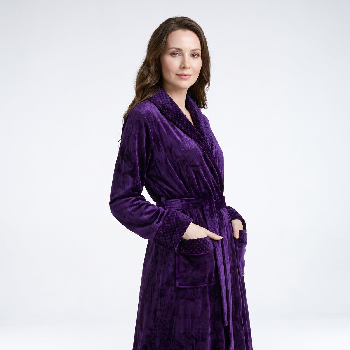 Peignoir long violet unisexe porté, mains dans les poches, vue de trois quarts