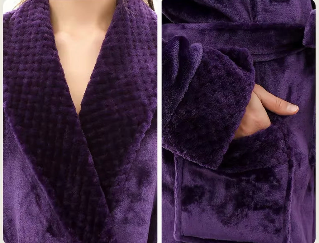 Gros plan fournisseur sur le tissu gaufré du col et sur la poche du peignoir long violet