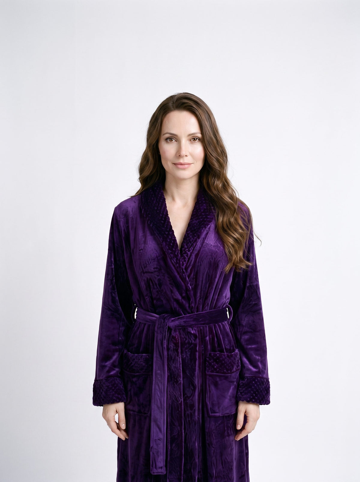 Peignoir long violet unisexe porté de face par une modèle souriante, cadrée à mi-cuisse