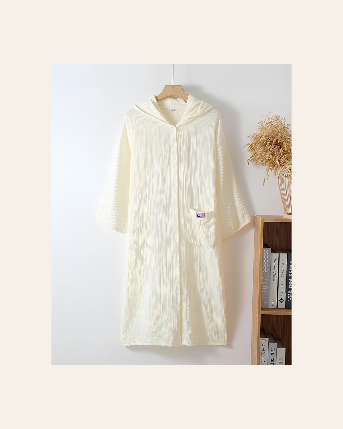 Peignoir femme de maternité beige sur cintre, capuche, boutons et poche