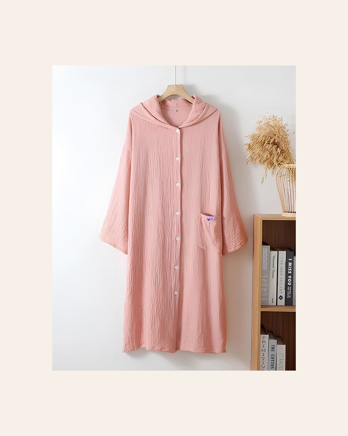 Peignoir femme de maternité rose sur cintre, capuche, boutons et poche