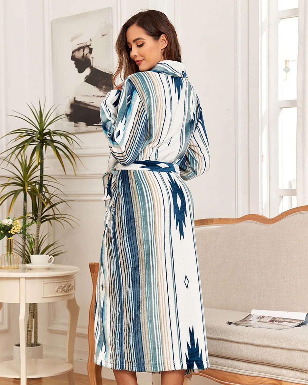 Peignoir polaire femme a motifs ethniques, coloris bleu, vue de trois-quarts dos