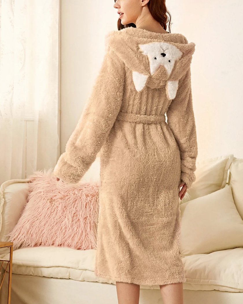 Peignoir beige avoine vu de dos, visage de chien blanc et oreilles tombantes sur la capuche